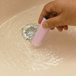 洗浄ついでに溜めた水の中で振動させてみると…スゴい波紋！　この官能的なバイブをぜひ味わってください。