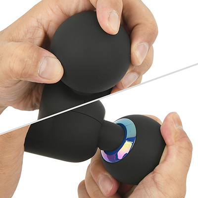 ヘッド表面はシリコンで覆われ、肌触りはマイルド。メタリックに輝くネックも柔軟性があるうえ、防水処理もバッチリ。