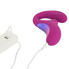 付属のUSBケーブルを本体に挿して充電します。フル充電までは約２時間、連続可動は約120分（最長）です。