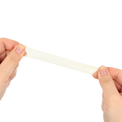 伸縮性に優れ、破れにくいのがラテックスの特性です。潤滑剤付きのため、多少ベタつきますが許容範囲かと。