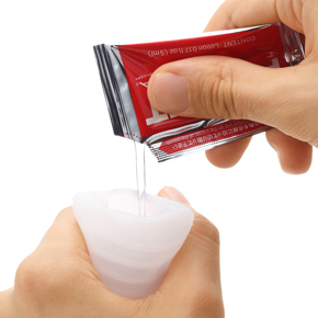 PLAY GEL NATURAL WETのパウチローションが付属されています。べたつかず拭き取りやすいので、後始末も簡単です。