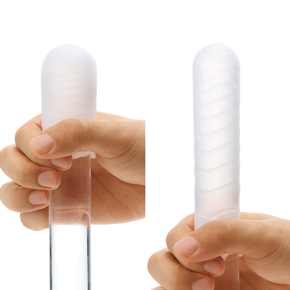 思い立った時にいつでも使える、ポケットサイズTENGA。限界まで薄くした軟質素材は、どんなサイズの人にもフィットしピタッと密着します。