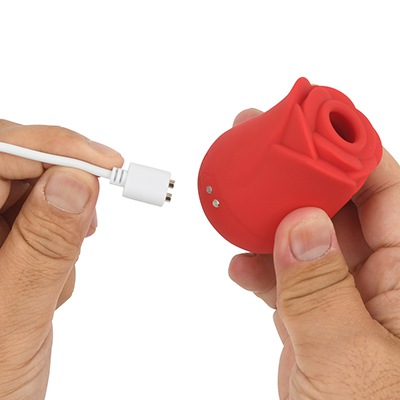 充電端子はマグネット式で、専用ケーブルが付属します。やっぱり防水性を考えると、これが安心ですよね。