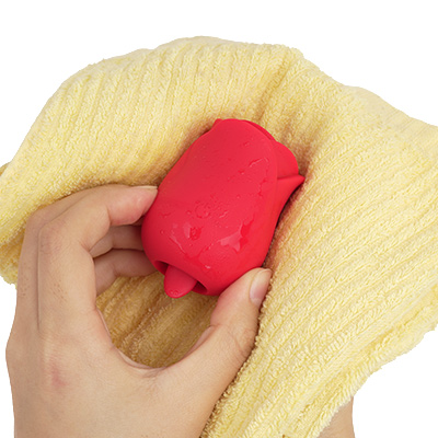 生活防水仕様です。IPX6等級以下の防水グッズは、製品によって性能差が大きいため、必ず現物の状態を確認しながら、自己責任において使用・洗浄してください。