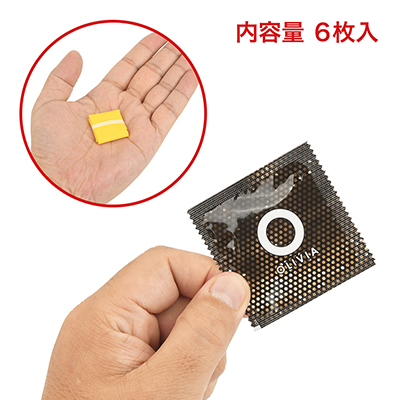 アルミパウチの見た目もまさにコンドーム。それを開けると、小さく折りたたまれたシートがコロッと出てきます。