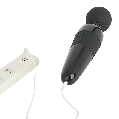 USB充電式です。フル充電までは約４時間、連続可動は約50～60分（最大）。バッテリー性能は今一歩ですね…。