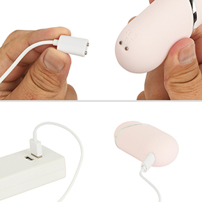 マグネット式のUSBケーブルで充電します。フル充電までは約1.5時間、連続可動は約70～100分と性能アップ。