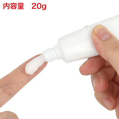 匂いはほぼ無臭。なめらかに軽くのび、しっとりとしたうるおいを感じるクリームです。
