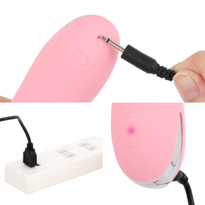 充電はUSB充電式。充電時間は約60分、連続稼働時間は約40分です。充電中はライトが点滅します。