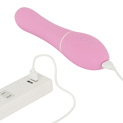 マグネット端子接続のUSB充電仕様。フル充電までは約3.5時間、連続可動は約70分（最大）というスペック。