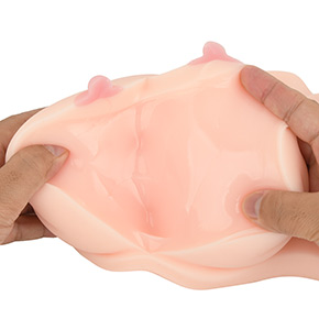 乳房をバッサリ切り開いてみると、中身にはゲル素材が入っていました。表皮も厚みがあって、いいバランスです。