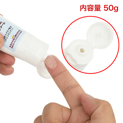 キャップは一体型。１回の使用量は500円玉くらいを目安にし、スクラブの粒が溶けるまでよく塗り込みましょう。
