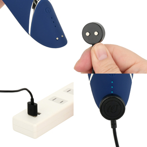 充電はマグネット式USB充電仕様。時間は約２時間、連続稼働時間は約４時間です。充電中はライトが点滅します。