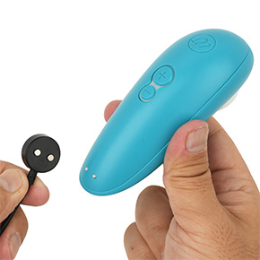 充電時は専用のマグネット接続ケーブルを使用。本体端子に近づければ磁力でくっつきますが、やや弱いです。