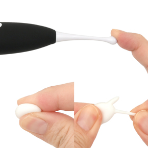 ヘッドは硬質な素材なので振動がダイレクトに伝わります。２つのアタッチメントは滑らかなシリコン素材で心地の良い感触です。