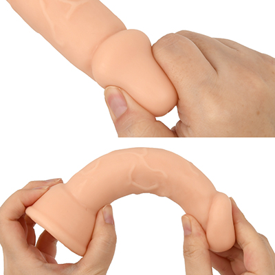 ハリと柔軟性を兼ね備え、耐久性もありそうな素材感です。