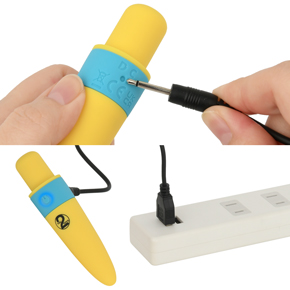 充電はUSB充電式。充電中はライトが点滅します。