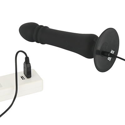 本体は専用ケーブルを使うUSB充電式。フル充電までは約２時間、連続可動は約80分（最大）というスペック。