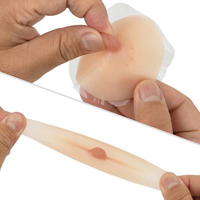 オールシリコン製。パッド部分はソフトで柔軟な質感ですが、乳首部分はコリコリした本物らしい触り心地です。