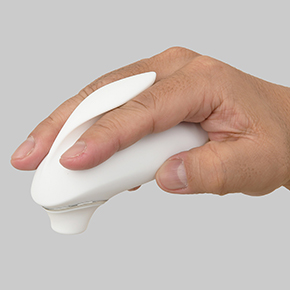 こんな風に２本の指でグリップを挟むようにして握ると、めっちゃ安定感があって、セルフでの取り回しが楽チン！