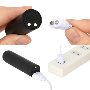 充電はUSB充電式。充電時間は約90分、連続稼働時間は約90分です。充電中はライトが点滅します。