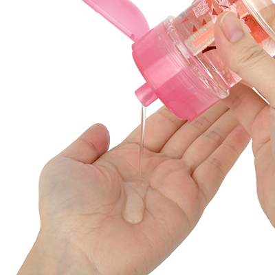 使いやすい、ノズル一体型の開閉式キャップ。水っぽく、ゆるめのテクスチャーです。