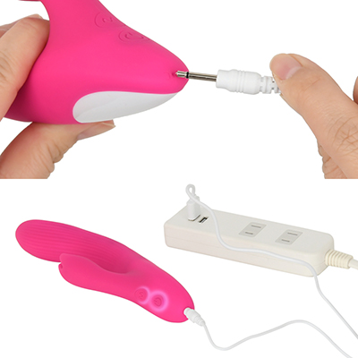 充電はUSB充電式。充電時間は約60分、連続稼働時間は約55分です。充電中はライトが点滅し、充電完了時はライトが点灯します。