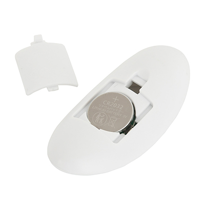 リモコンの電源はCR2032型ボタン電池×１個（付属）。使用時には、挟まっている絶縁シートを抜いてください。