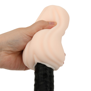【使用例】奥の方から空気を押し出すように握ると、しっかり吸い付きバキューム感を楽しめます。