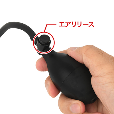 加圧はゴムの握りをシュコシュコするだけ。エアリリースボタンを押せば、ベルト内の空気がイッキに排出されます。
