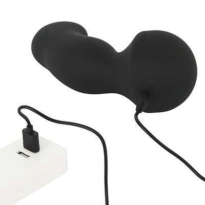 プラグ接続の専用ケーブルで充電します。フル充電までは約２時間、連続可動は約150分です。