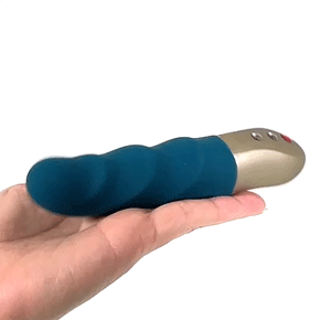 外側のクリトリスにダイレクトに触れる強い刺激とは異なり、内部でゆったりと、波が突き上げるように、内部からクリトリスを揺さぶるようにピストンします。