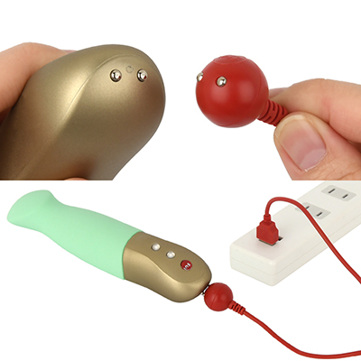 充電はマグネット式USB充電仕様。充電時間は約５時間、連続稼働時間は約１～３時間です。充電中はライトが点滅します。