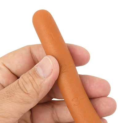 刻まれている目盛りは、実測で１スパン約２～３cmとバラバラ。あくまで深度の目安にするものと捉えましょう。