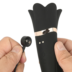 付属する専用マグネットケーブルを使って充電。どっち向きに接続しても通電するため、使いやすいですよ。
