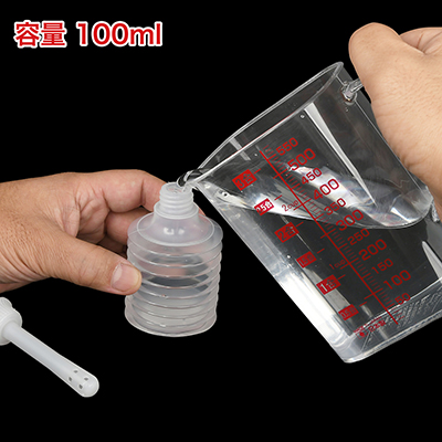 蛇腹ポンプのタンク側に水を入れます。石けん水などにすれば、よりスマートに内部を洗えるのでオススメです。