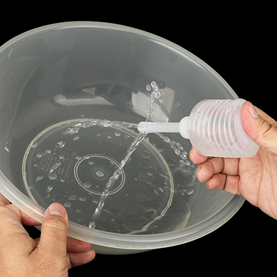 グッと押すとピューッと４方向に噴水。けっこう勢いよく出ますし、水量も十分。汎用性に優れたベストバランスです。