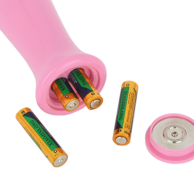 電源は単四電池×４本（付属）。底部キャップを開け、正しい向きで装填しましょう。この底部で自立してくれます。