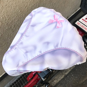 【パンティサドルカバー】自転車への装着イメージ。もしかしたら…盗難予防に抜群の効果を発揮するかも（笑）