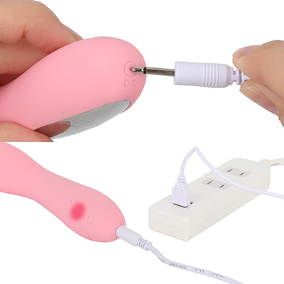 充電はUSB充電式。充電中はライトが点灯します。