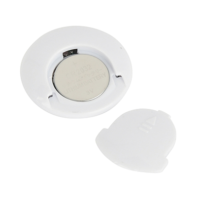 リモコン側の電源はCR2032型ボタン電池×１個（付属）。使用前に電池ボックス内の絶縁シートを外しましょう。