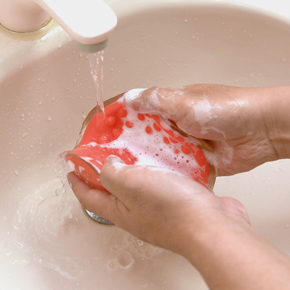 形状的に洗いやすいのがアドバンテージ。水キレもよく、乾きやすいので、気に入れば使用機会が増えるかも。