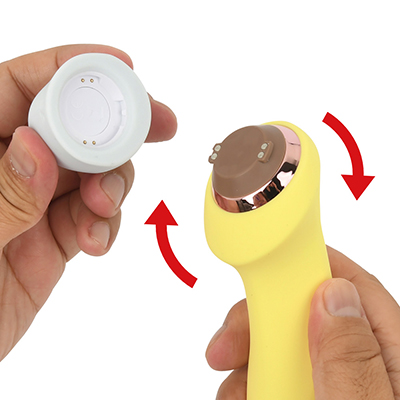 白いパーツが電源ユニット。脱着は接続部をグリッと捻るだけと簡単ですが、不意に外れてしまう心配も無用。