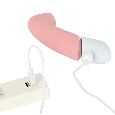 マグネット端子で接続するUSB充電仕様。フル充電までは約２時間、連続稼働は約50分。十分な性能でしょう。