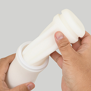 カップの中にはモチモチのオナホが装填されています。別売りのカップを買ったら、中身だけ入れ替えましょう。