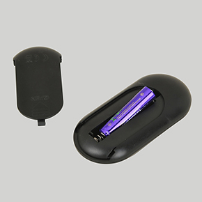 リモコンの電源は単四電池×１本（付属）。この手のリモコンにしては珍しく、入手しやすいのがウレシイですね。