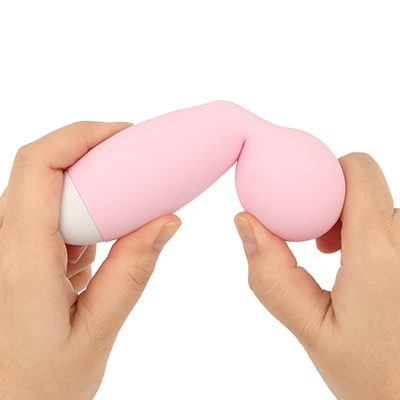 素材はソフトな肌触りで、やさしく滑らかな質感です。生活防水仕様なので水で丸洗いでき、使用後のお手入れも簡単です。
