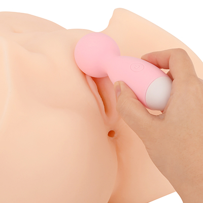 女性の手にもおさまりやすいサイズ感。お手軽でパワフルなプレイが楽しめます。