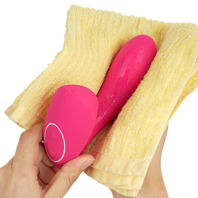 生活防水仕様です。IPX6等級以下の防水グッズは、製品によって性能差が大きいため、必ず現物の状態を確認しながら、自己責任において使用・洗浄してください。