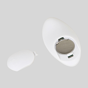 リモコンの電源はCR2032型ボタン電池×１個（付属）。使用前には必ず、絶縁シートを外しておきましょう。